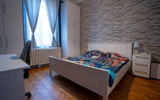 Apartament central de vânzare – la curte comună - Oradea - Poză 1