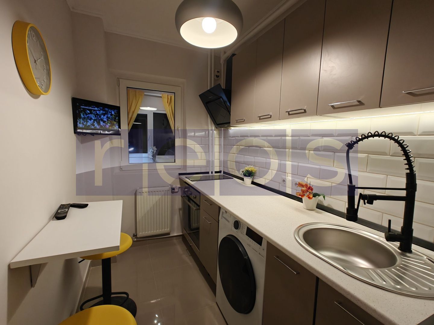 VANZARE- GARSONIERA  - TIMPURI NOI -TINERETULUI - Poză 4