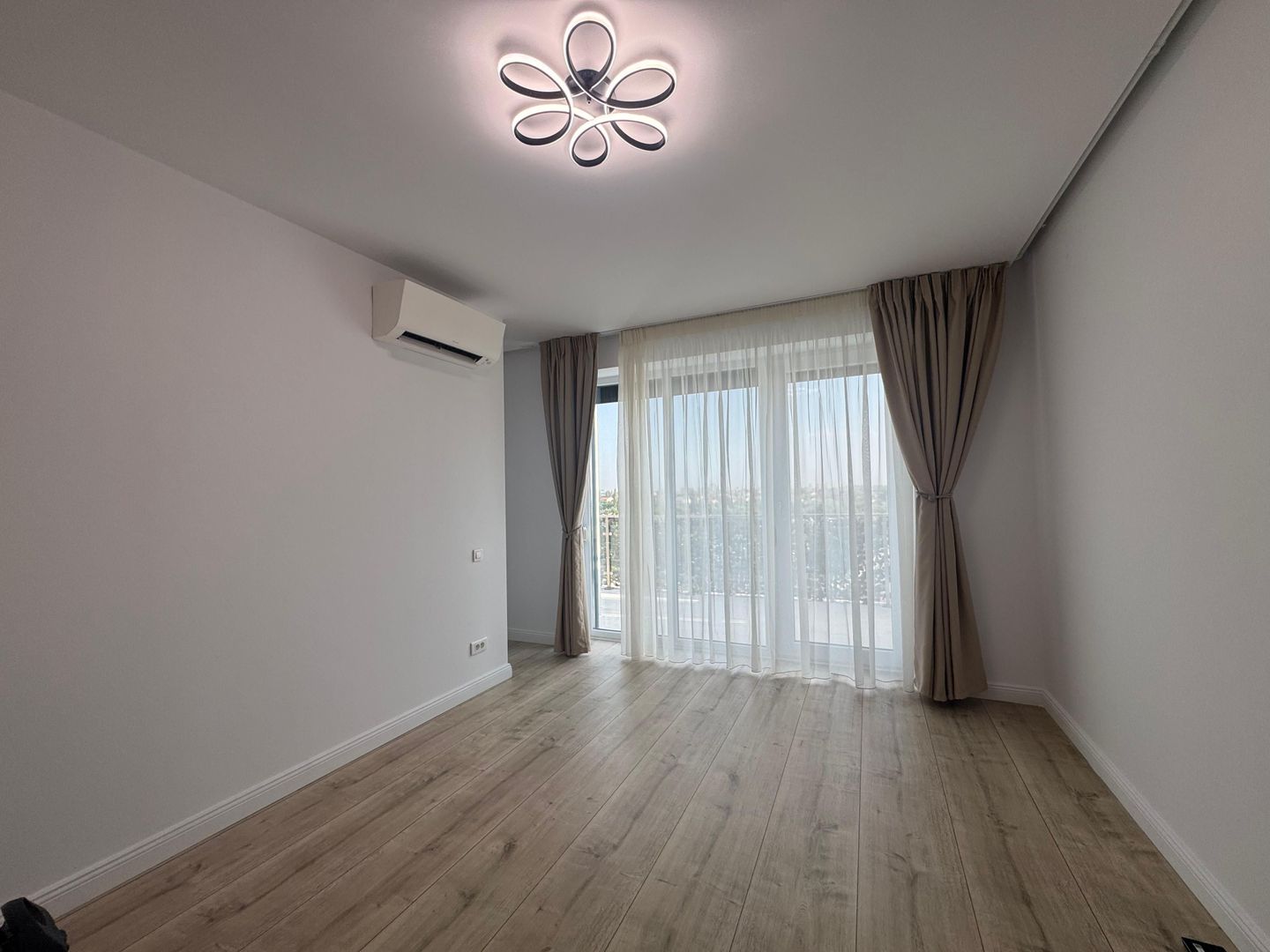 Apartament 3 camere, parcare subterana - Poză 3