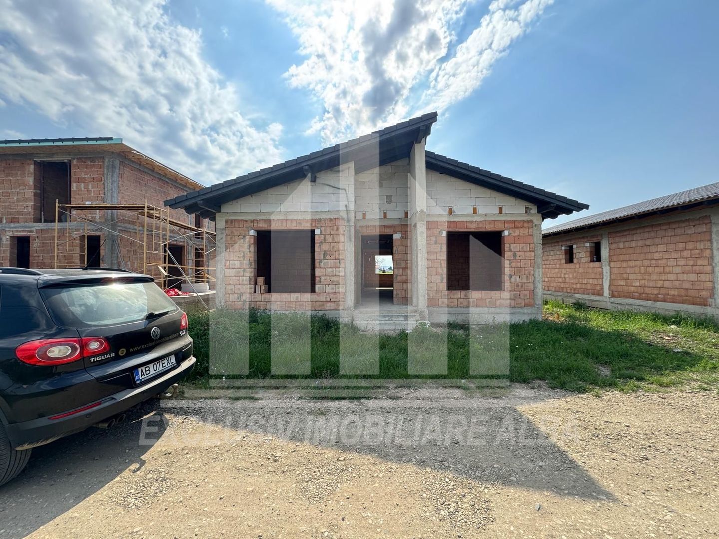 Casa individuala la rosu, Orizont - Poză 1