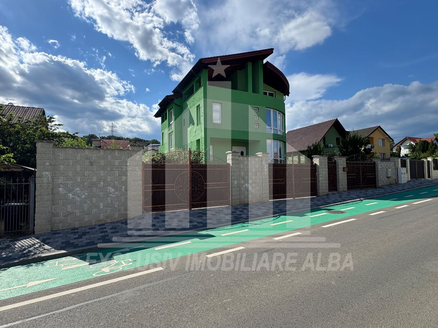 Casa individuala | Pensiune | 680 mp | 1200 mp teren | Cetate - Poză 1