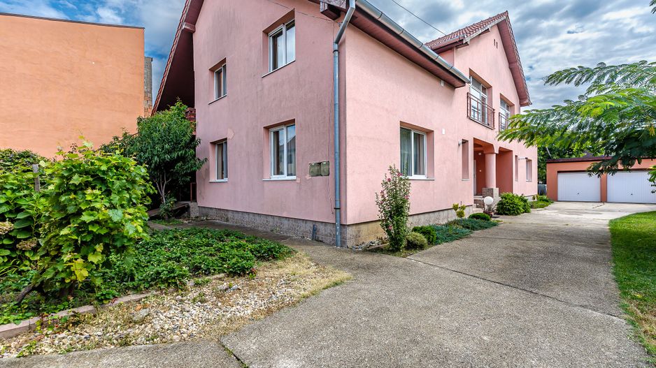 Casă mare cu două apartamente în Bujac - Poză 1