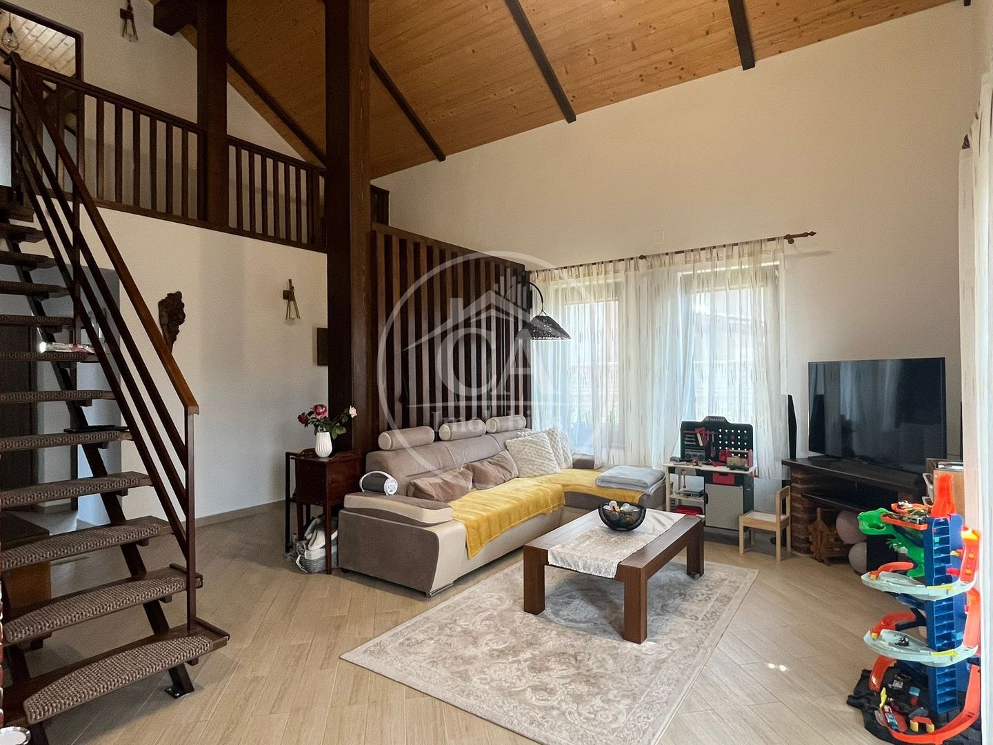Casă P+subpantă cu 4 camere de vânzare în Cartierul Tineretului,Oradea - Poză 1