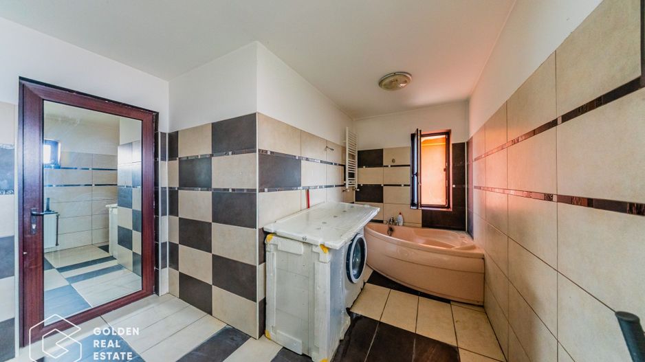 Casa spatioasa cu piscina si teren generos in Bujac - Poză 13