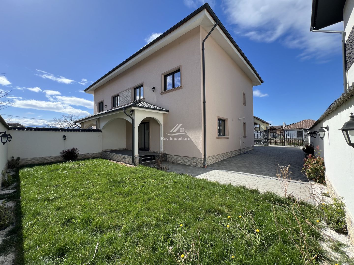 Duplex Modern și luminos 6 cam. la vânzare în Șelimbăr zona Trifoiului - Poză 2