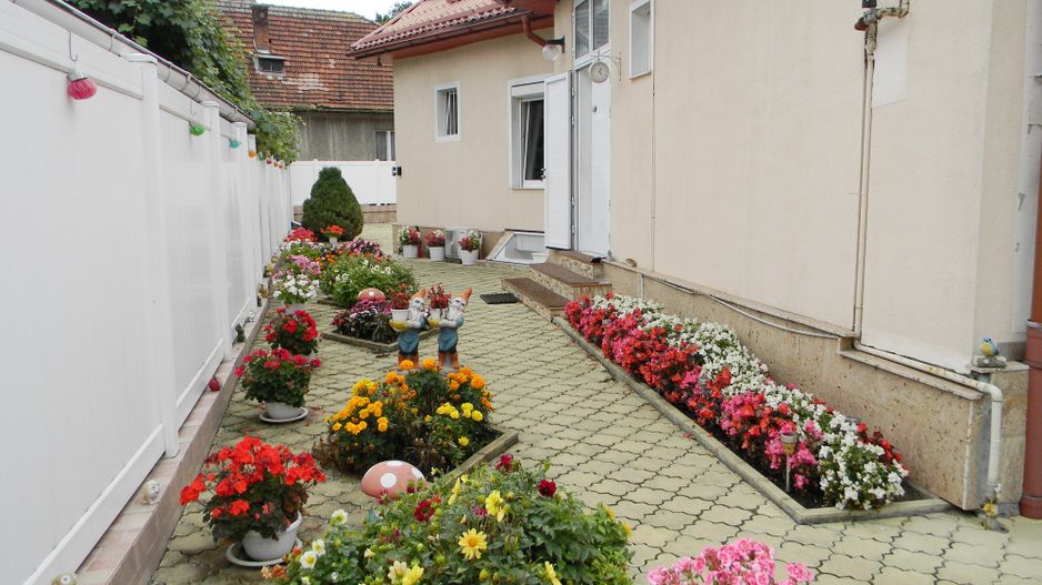 Vila cu suprafata de 360mp si teren 700mp-Racadau,vanzare sau inchirie - Poză 1
