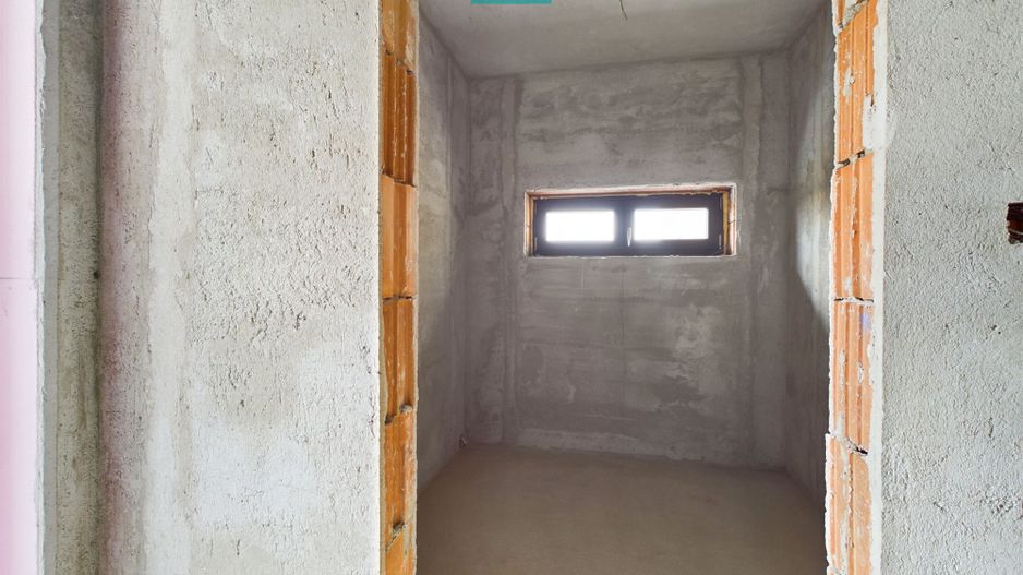 Vilă modernă pe 3 niveluri la gri în Poltura - Poză 24