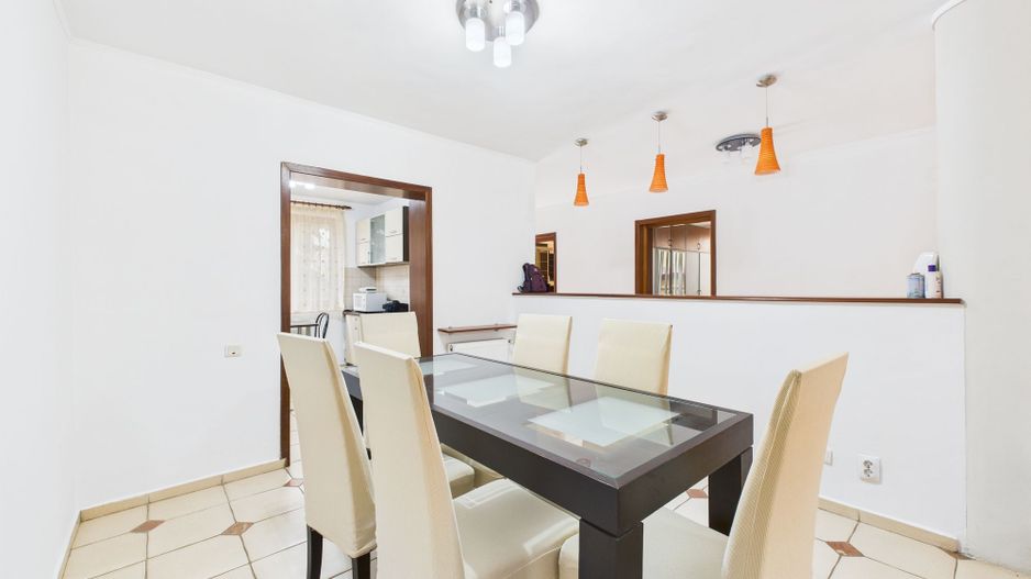 Casă spațioasă în Popești-Leordeni - Poză 8