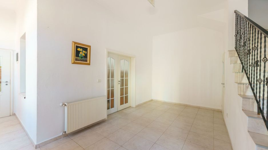 Apartament spațios, cu potențial multiplu, central - Poză 8