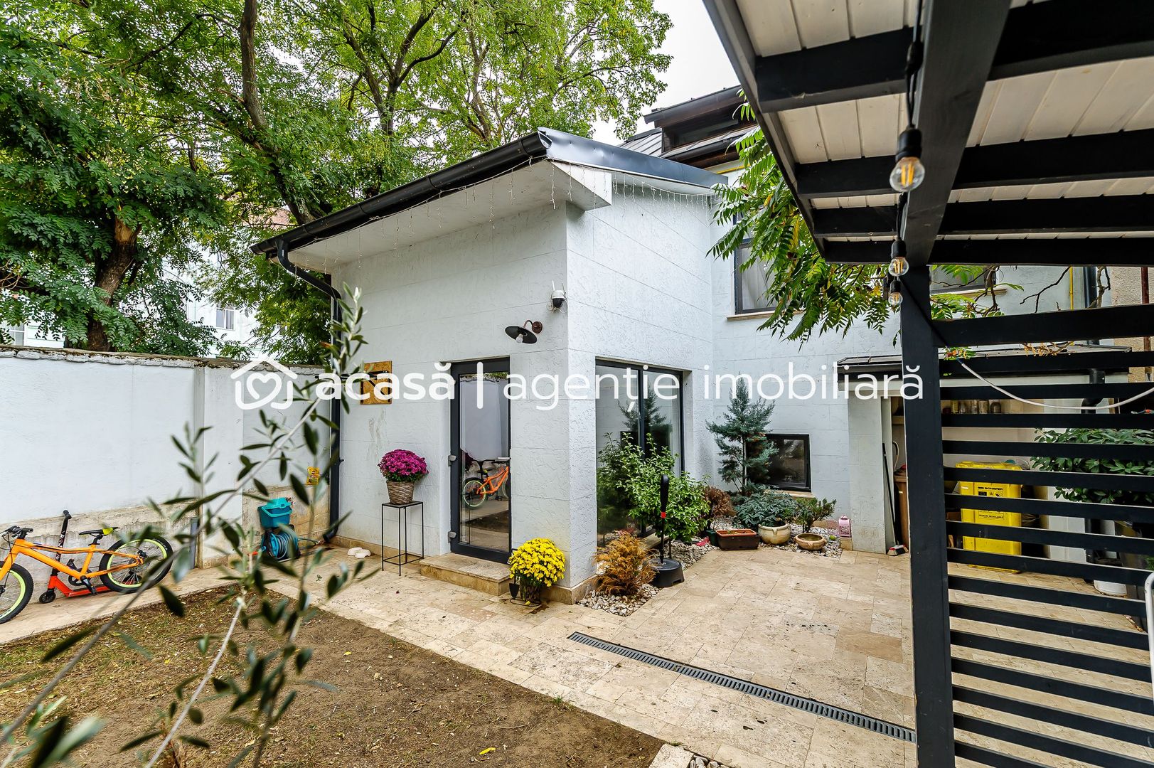 Apartament tip casa, cu gradina proprie, in zona centrala a Aradului - Poză 1