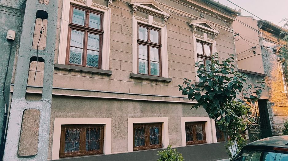 Casa cu potențial maxim, la un pas de centrul orașului! - Poză 1