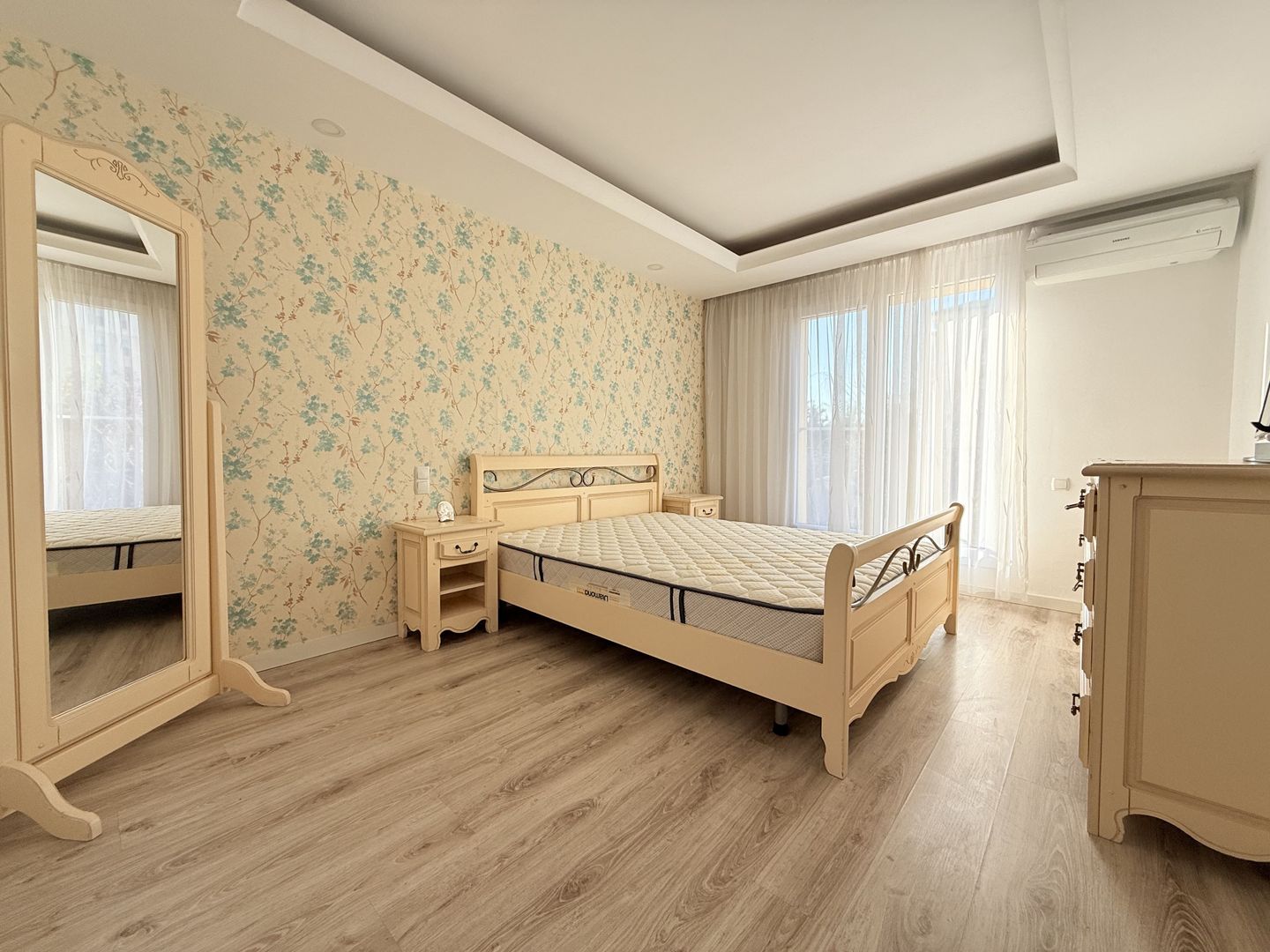 Vila cu 2 dormitoare si 3 bai | Cosmopolis | aproape de Mall | Piscina - Poză 6