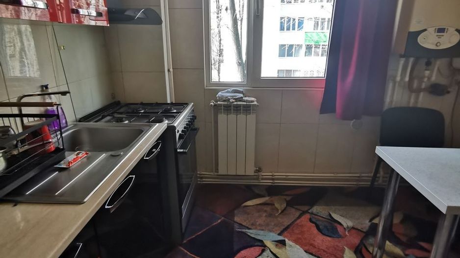 Proprietar , vand apartament , 4 camere cu centrala termica , boxa si loc parcare adp - Poză 2