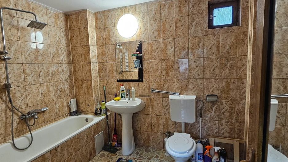 Casa centrala, recent reconsolidata – Strada Traian, Galati - Poză 9