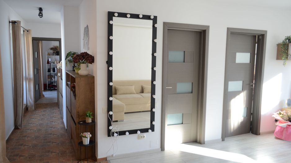 Apartament cu 3 camere, 2 bai, 2 terase, 2 garaje, in cartier Europa - Poză 2