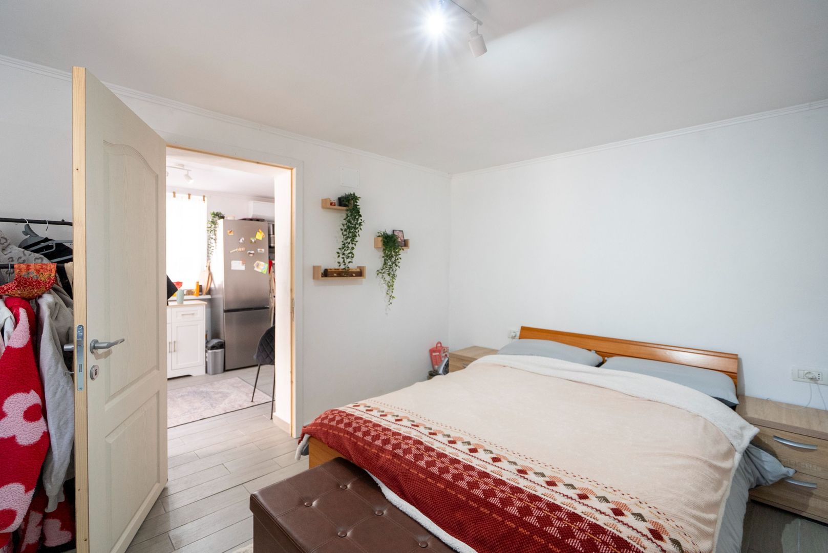 Casa cu 300 mp de teren , acces auto si dublu front in Nufarul - Poză 1