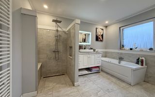 Casă spațioasă în Varias, împărțită în două unități cu acces separat - Poză 5