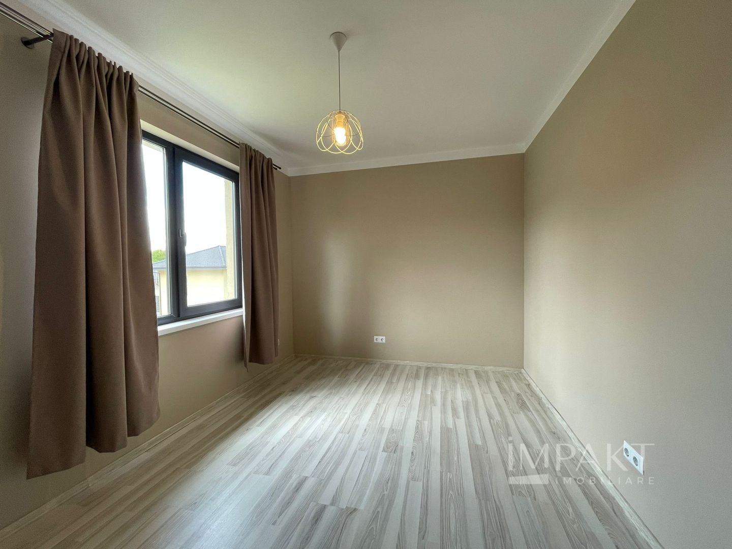 Casă / Vilă cu 4 camere de închiriat - Dezmir - Poză 15