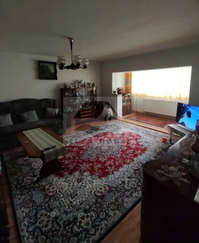 Apartament cu trei camere,  zona Racadau ,83 mp , etaj intermediar - Poză 1