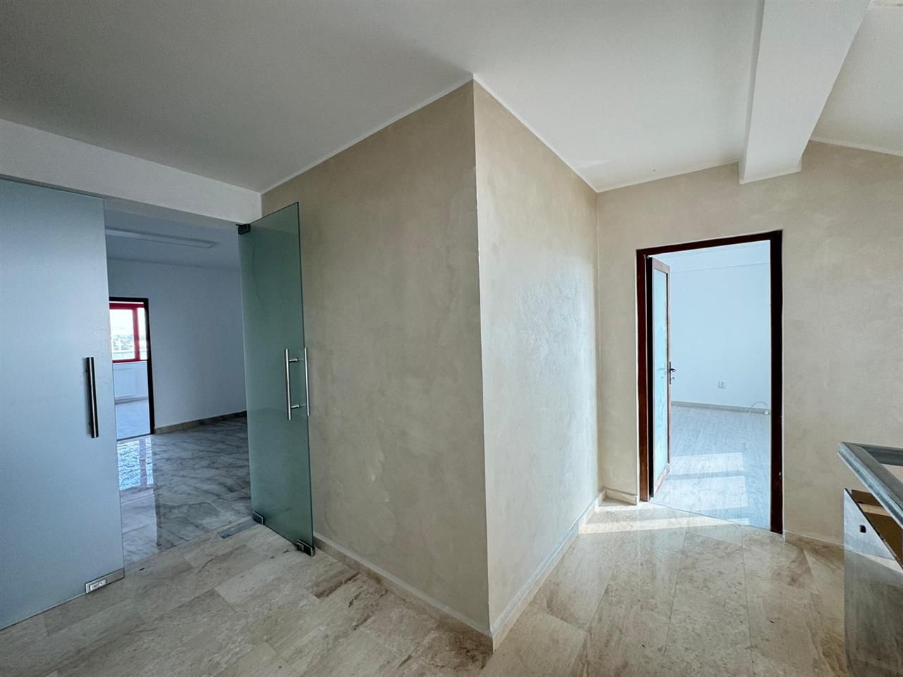 Spatii comerciale moderne de inchiriat, in cladire recent renovata - Poză 13