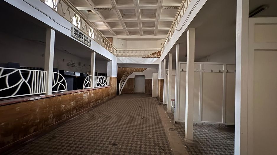 Imobil comercial si piscina functioala Piata Victoriei - Poză 2