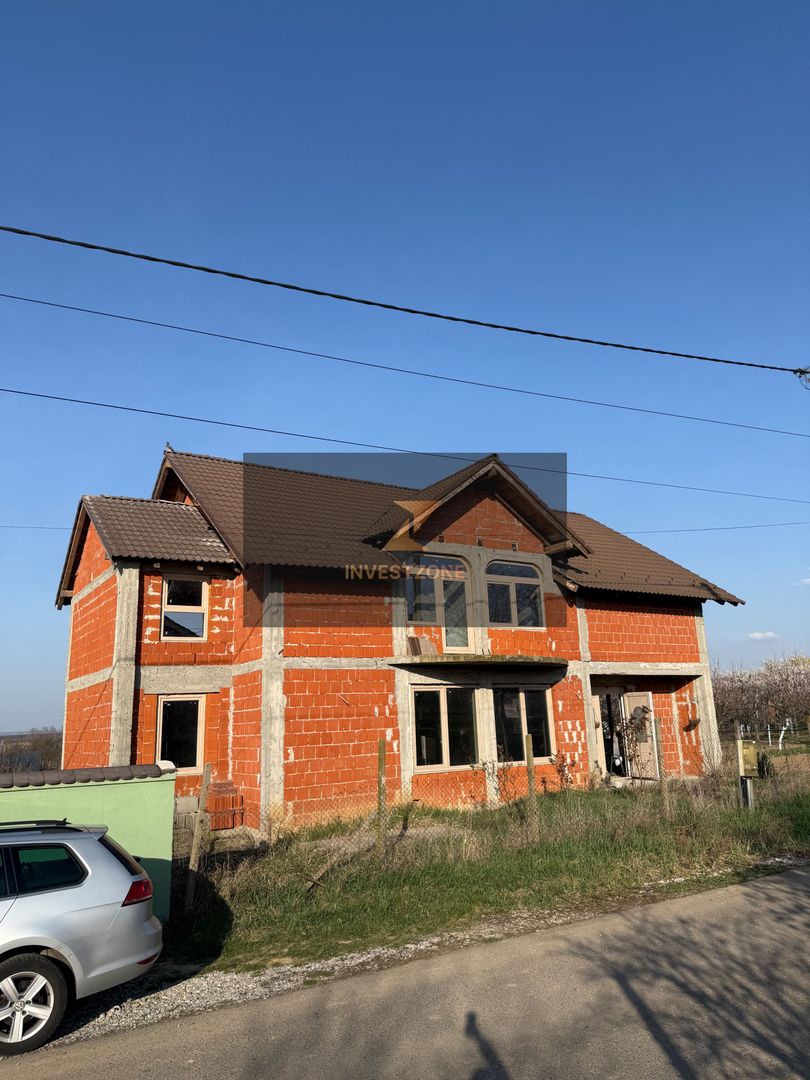 Casă spațioasă cu teren 806 mp - Poză 1