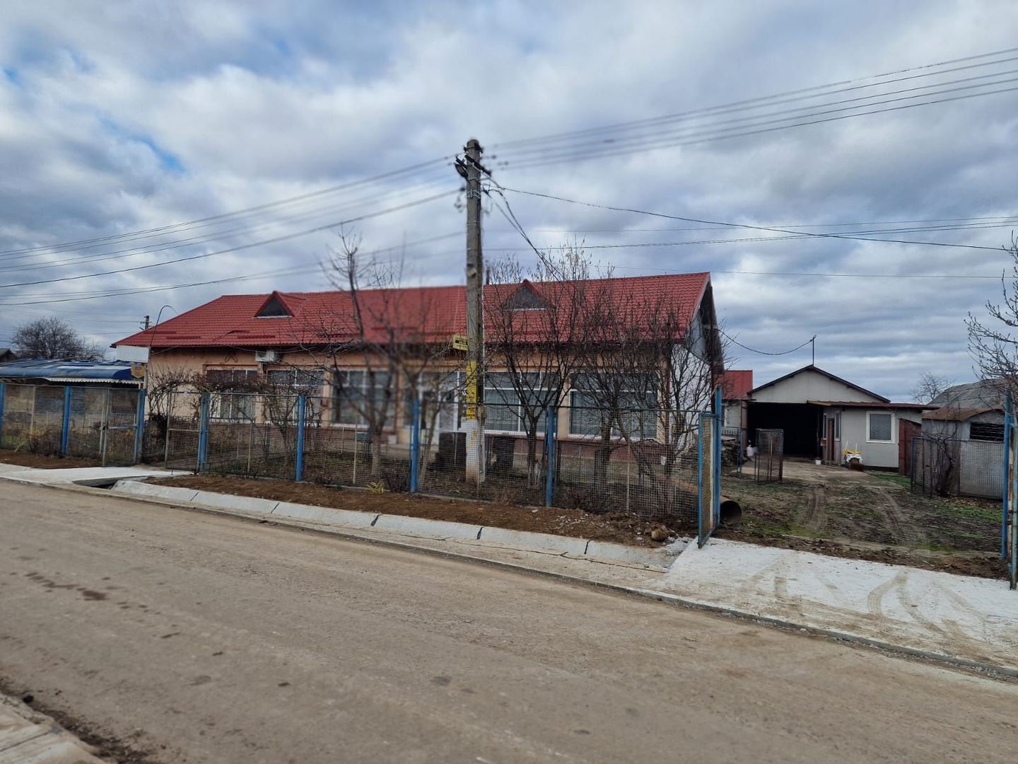 Se oferă spre vânzare / închiriere clădire cu spațiu comercial - Poză 11