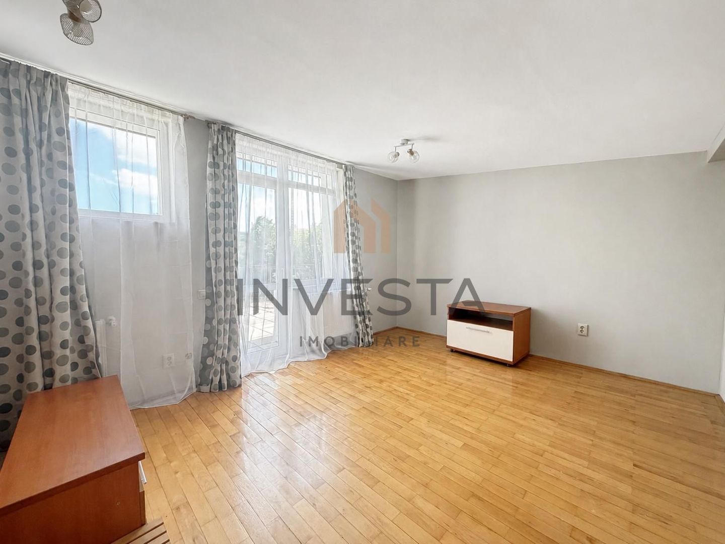 Casa de 360 mp cu sauna si garaj dublu de inchiriat in zona Buna Ziua - Poză 20