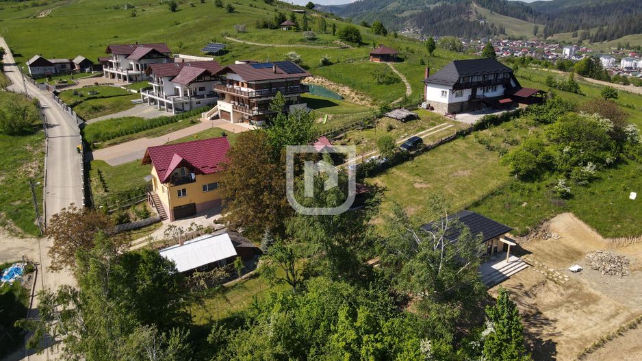 Casa bătrânească cu foișor și teren - Poză 10