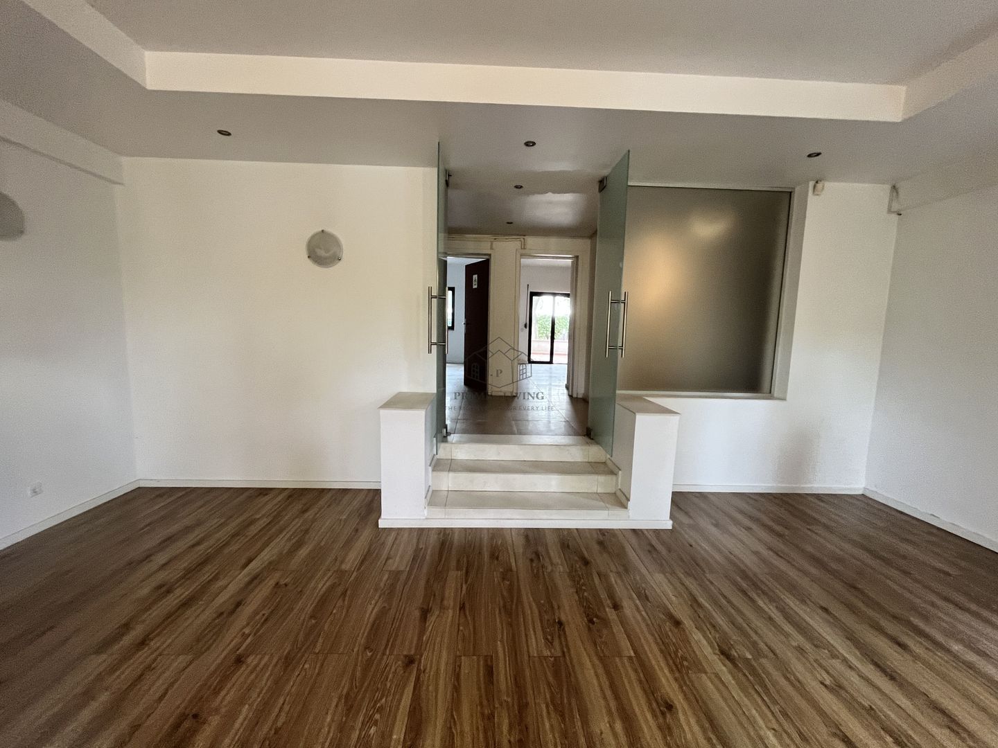 VILA CU 5 CAMERE LA INCHIRIERE PE MALUL LACULUI STRAULESTI - Poză 8