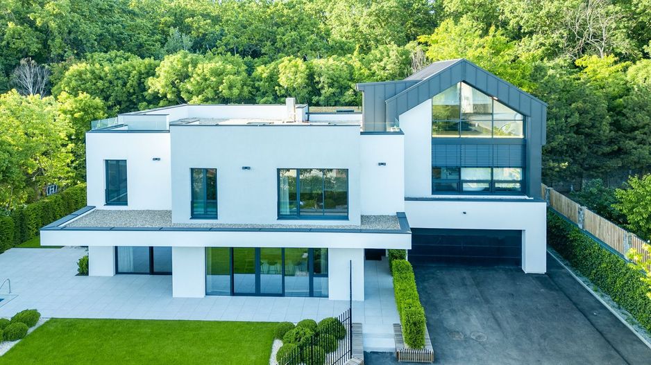 Vila superba la liziera padurii | Iancu Nicolae | Brtitish School | - Poză 1