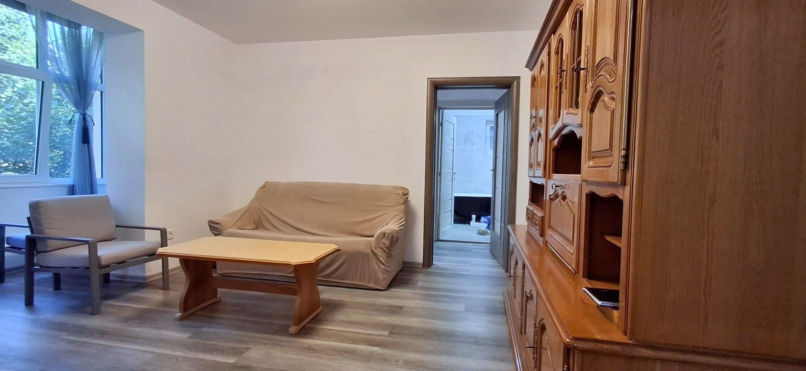 Apartament 2 camere , parter inalt , cu loc de parcare. - Poză 1