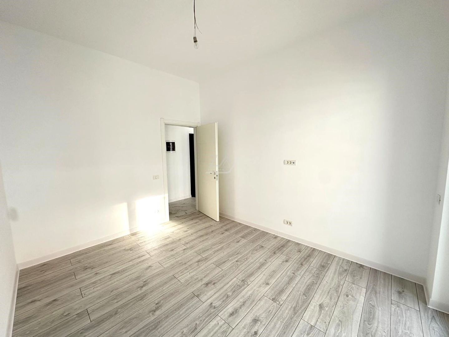 Etaj 1. Balcon mare. Loc de parcare. - Poză 6