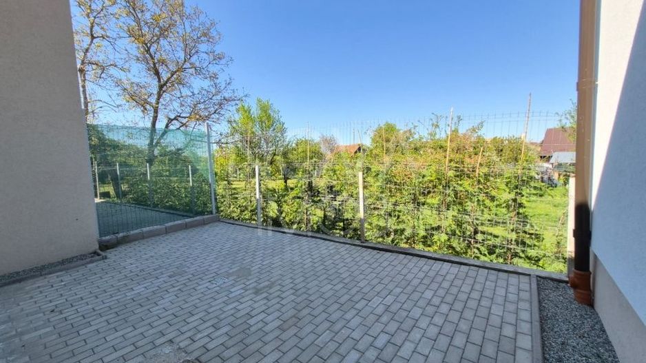 Casa generoasa cu 5 camere, 2 bai, dressing si parcare – Sura Mica - Poză 3