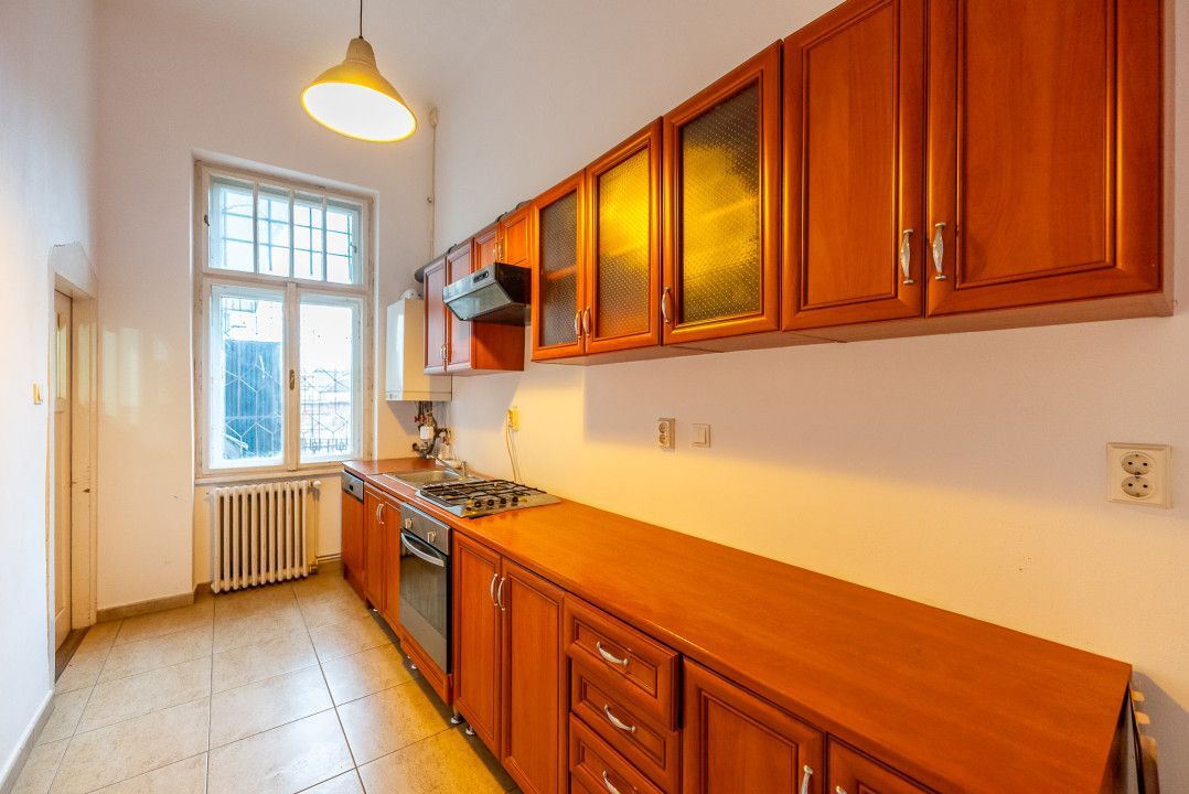 Spatiu pentru birouri,pozitionat pe Bld. Revolutiei,etajul 1 - Poză 10