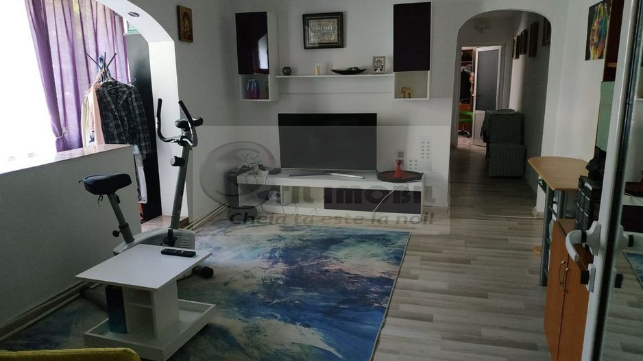 Apartament 3 camere – zona Podu-Roș- 450 Euro - Poză 1