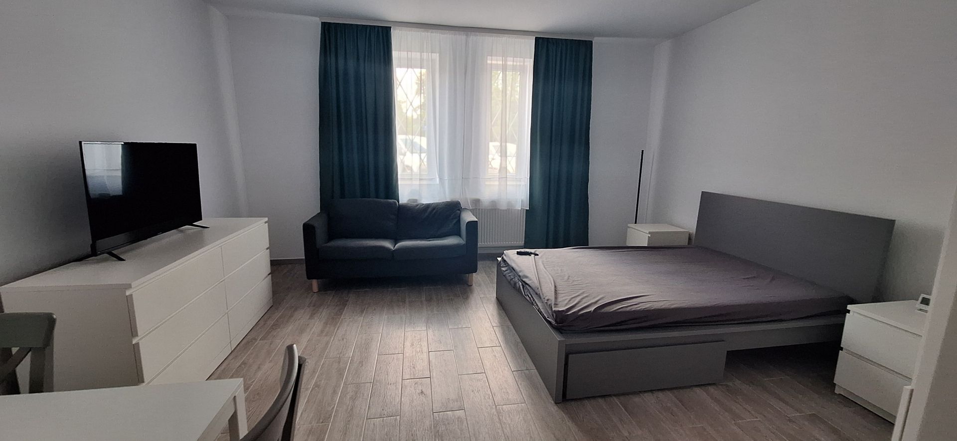 Apartament central cu o camera si loc de parcare - Poză 3