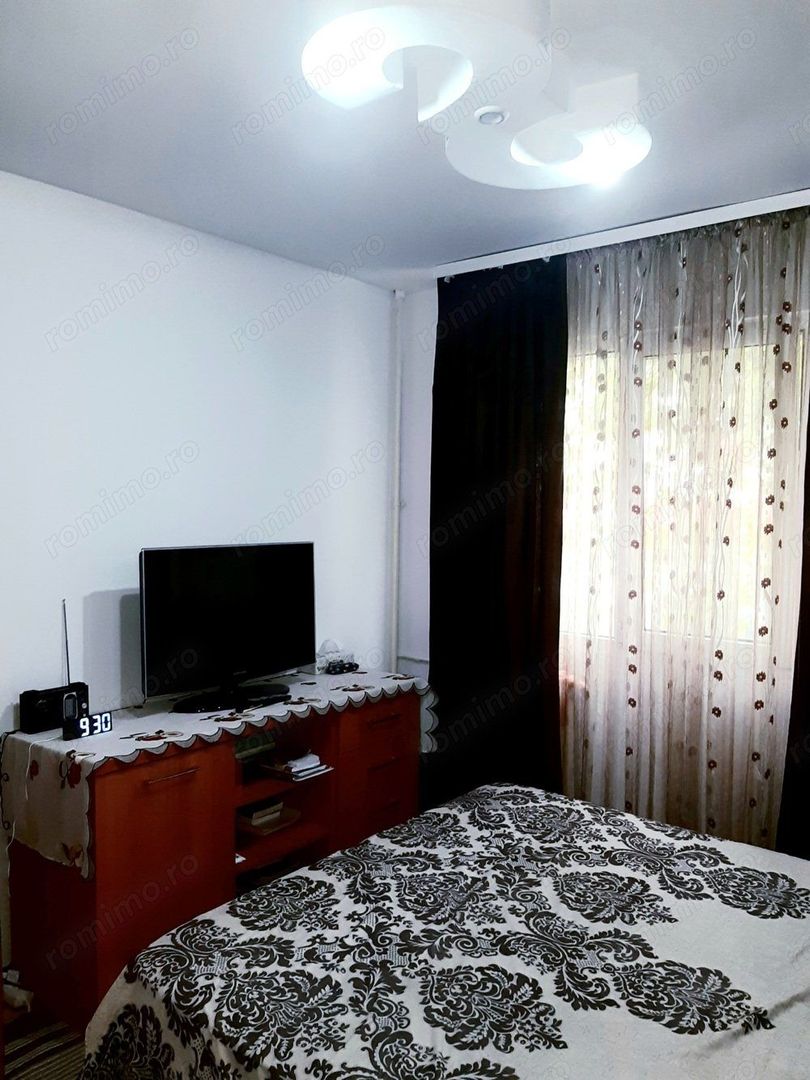 De vanzare apartament 4 camere stradal, zona Alexandriei-Antiaeriana - Poză 5