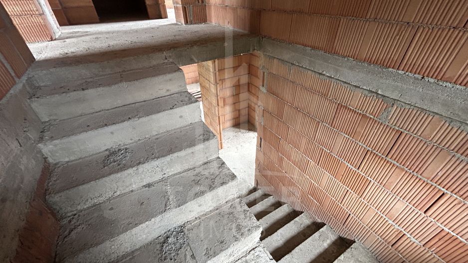 Casă Parter+Etaj– la roșu în interior, la cheie în exterior – Selimbar - Poză 2