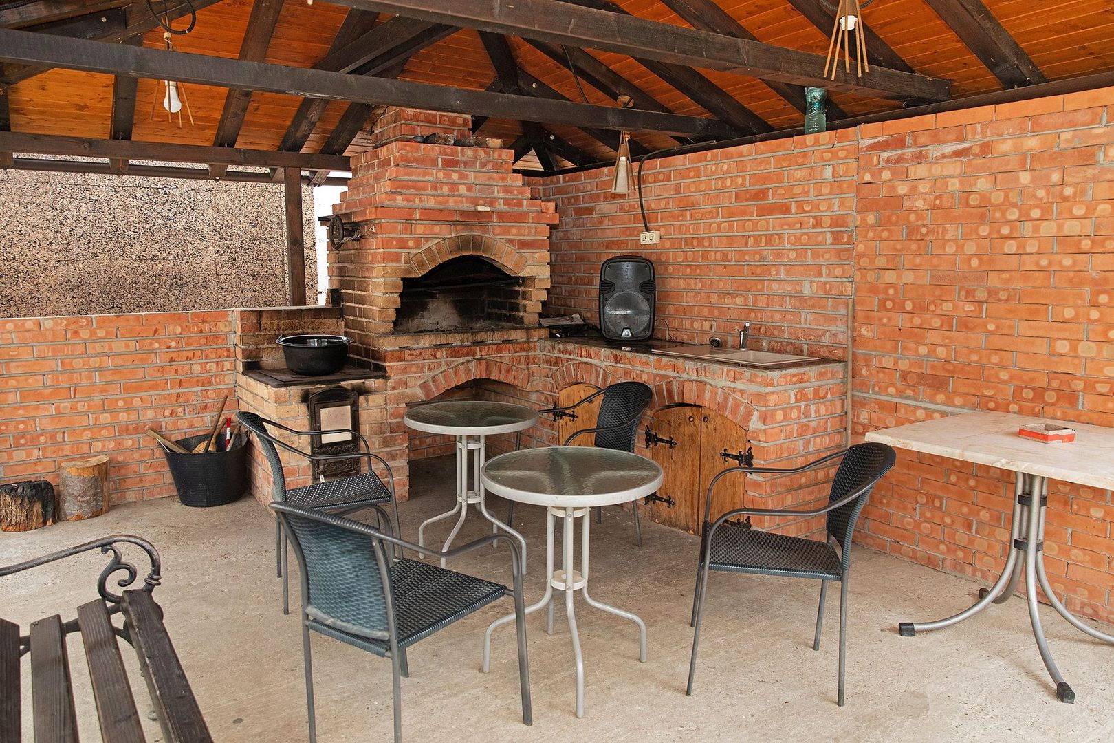 Vilă cu 5 dormitoare, 4 băi, 2 248mp teren, piscină. Preț: 229 000 Eur - Poză 18