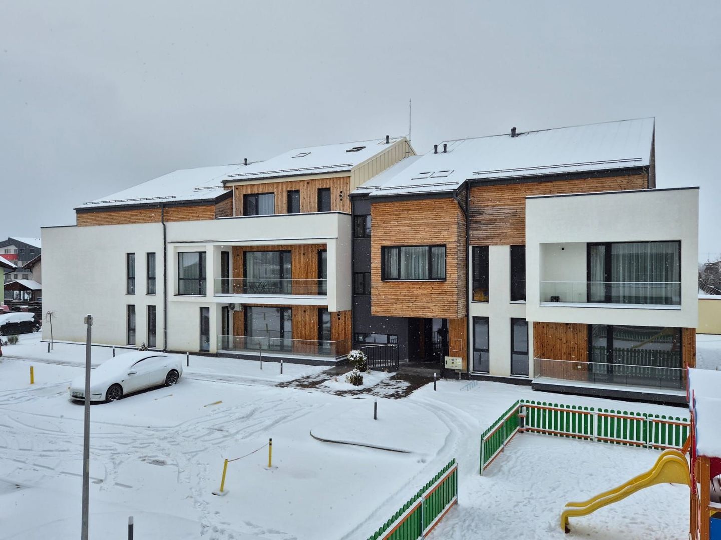 La PRIMA  închiriere, apartament spatios, într-o zonă de case,, loc parcare, - Poză 1