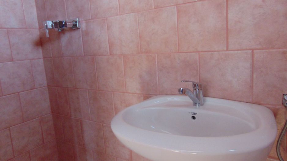 Spatii generoase cazare muncitori sau seniori- zona cu acces rapid - Poză 13