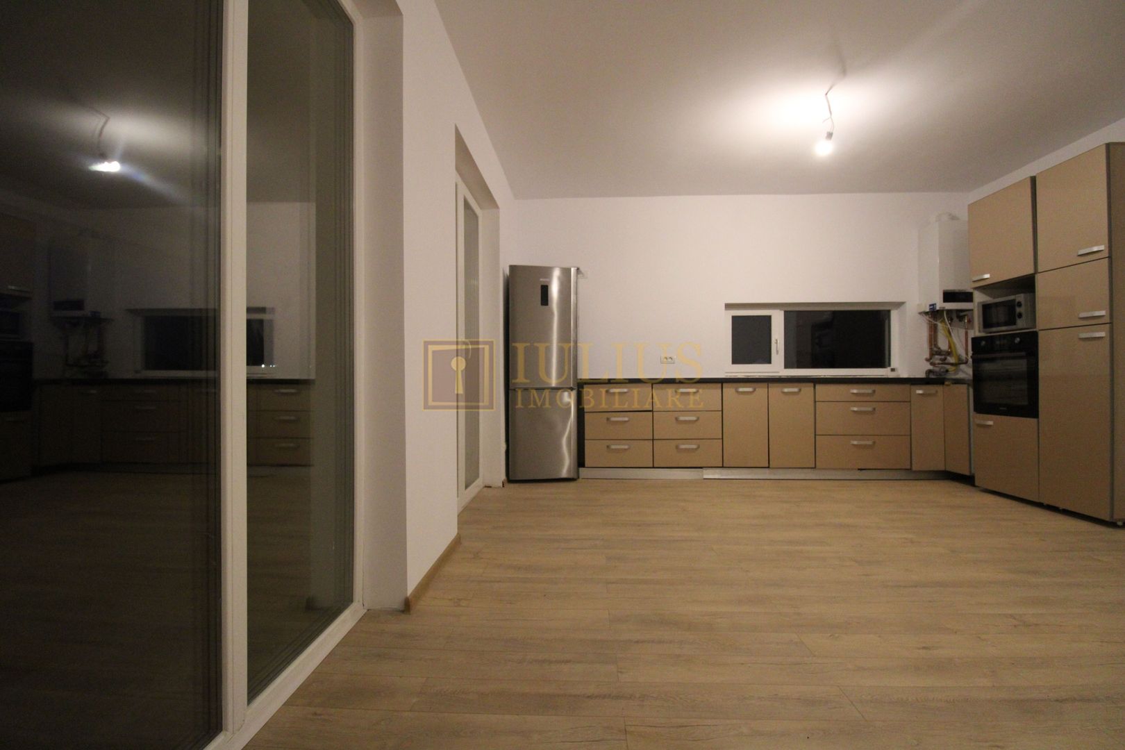 1/2 duplex spatios , spatiu verde generos, locuri de parcare-Mosnita - Poză 10