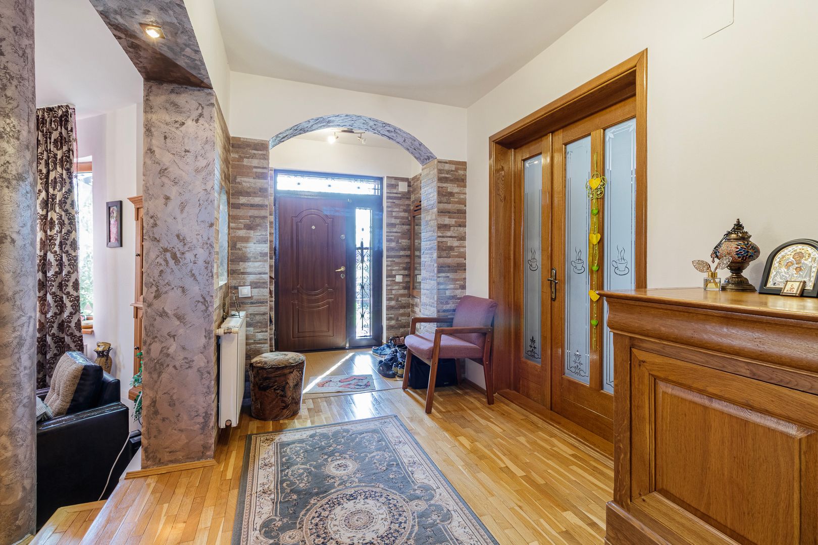 Vilă individuală cu 5 camere, piscină și curte generoasă | Mogoșoaia - Poză 6