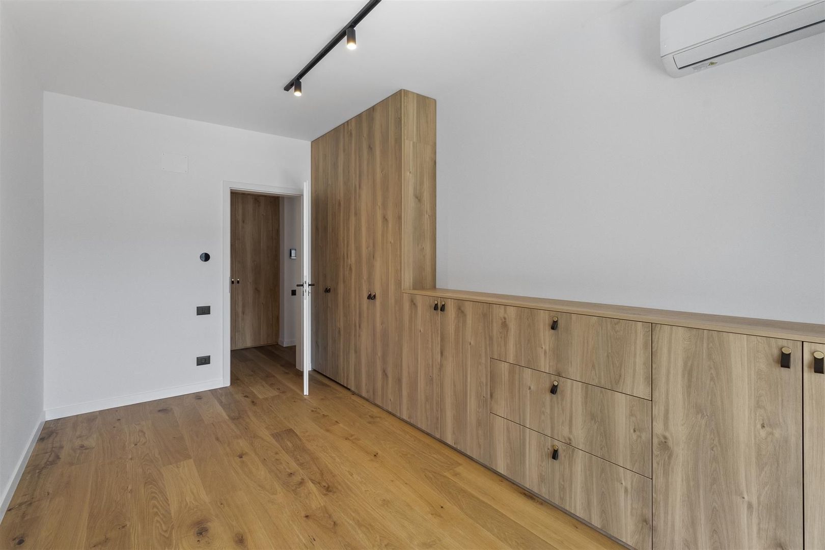 Apartament 25 cam Premium Central | Parcare Subterana si Utilitati incluse - Poză 13