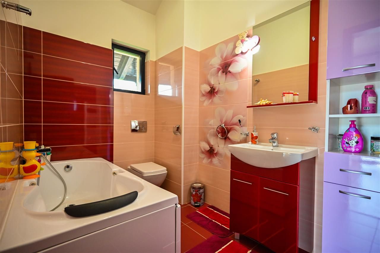 Somptuozitate in stil modern, 2 garaje, 3 terase, totul pe 1.000 mp teren - Poză 39