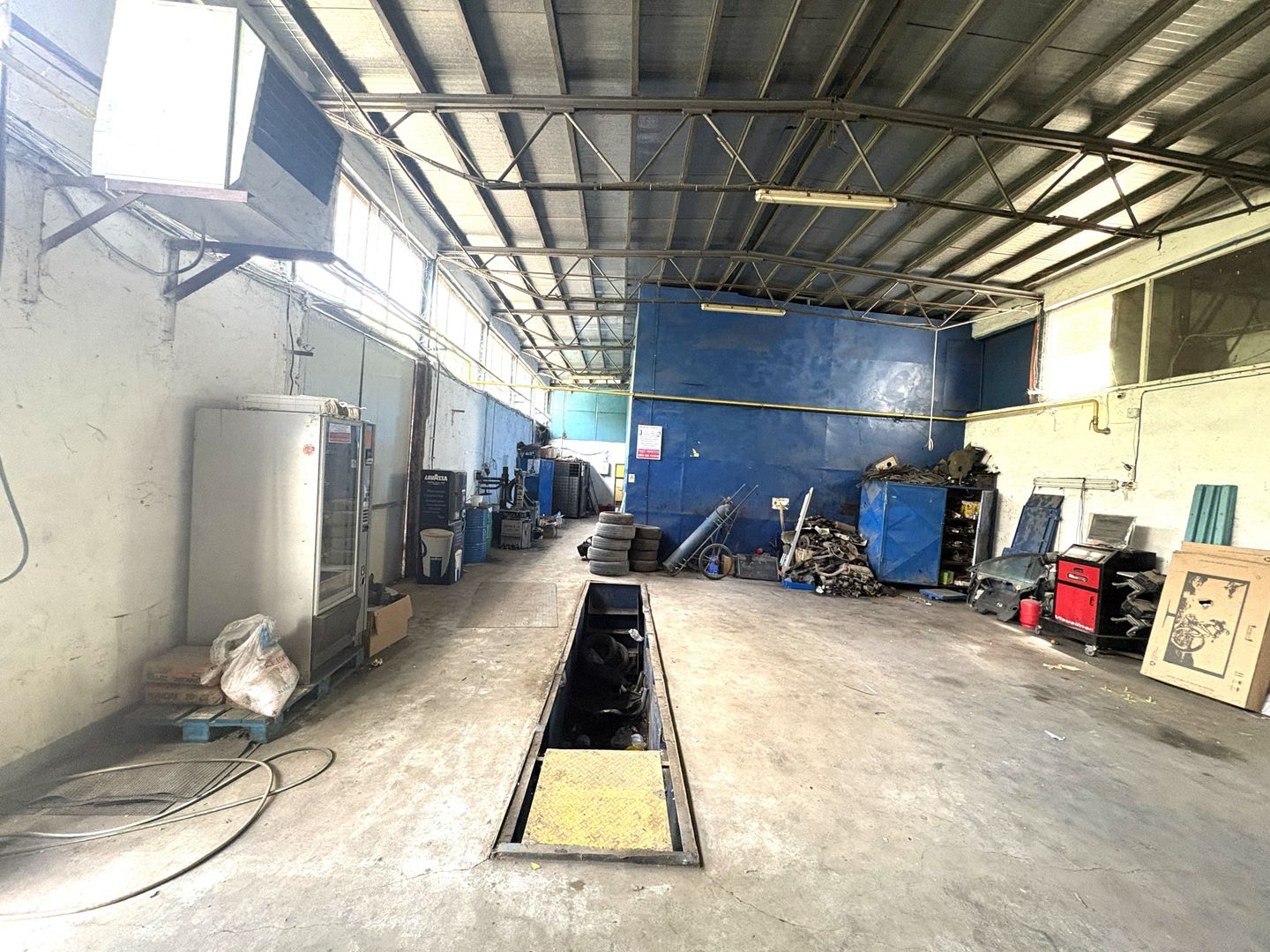 Hala fost service auto, Tatarasi, 317mp, 5,2euro/mp - Poză 2