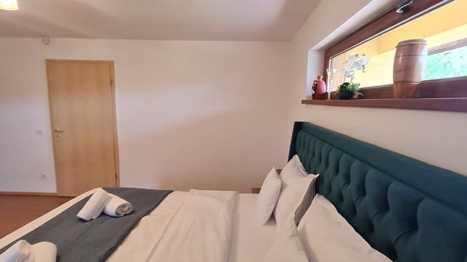 Vila spațioasă și recent renovată în Ghiroda! - Poză 67