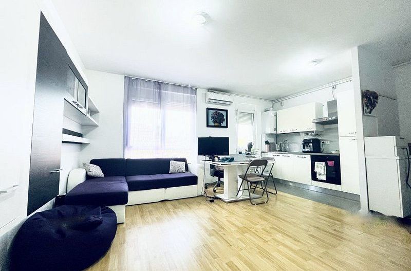 Apartament cu 3 camere, et 1, loc de parcare și spațiu de agrement, zona Lipovei - Poză 1