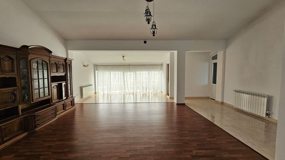 Vila generoasa de inchiriat intr o zona principala a orasului - Poză 10